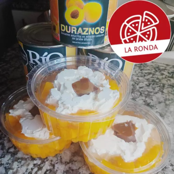 Duraznos con crema y dulce