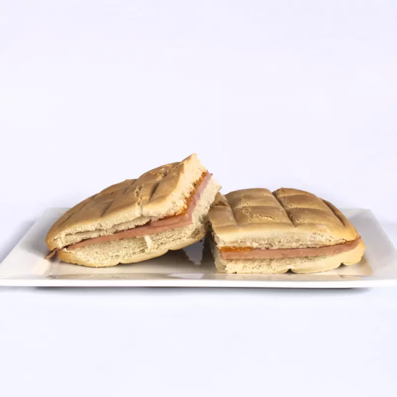 Ciabatta de jamón, queso cheddar y t