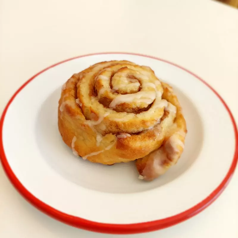CAFÉ MEDIANO + ROLL DE CANELA