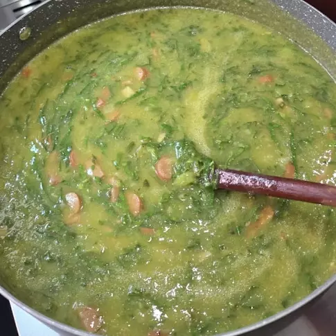 CALDO VERDE COM CALABRESA E BACON