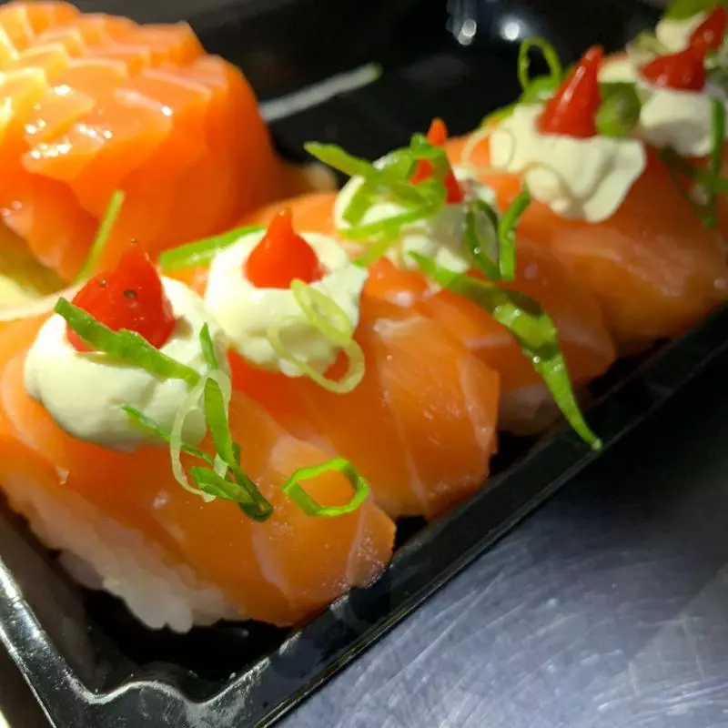 Sushi de salmão c pimenta biquinho