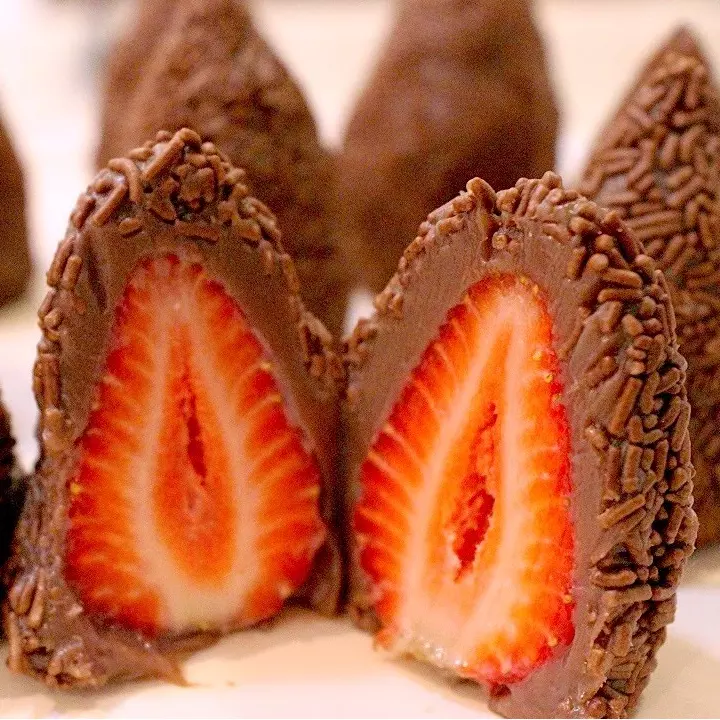 Coxinha de brigadeiro com morango