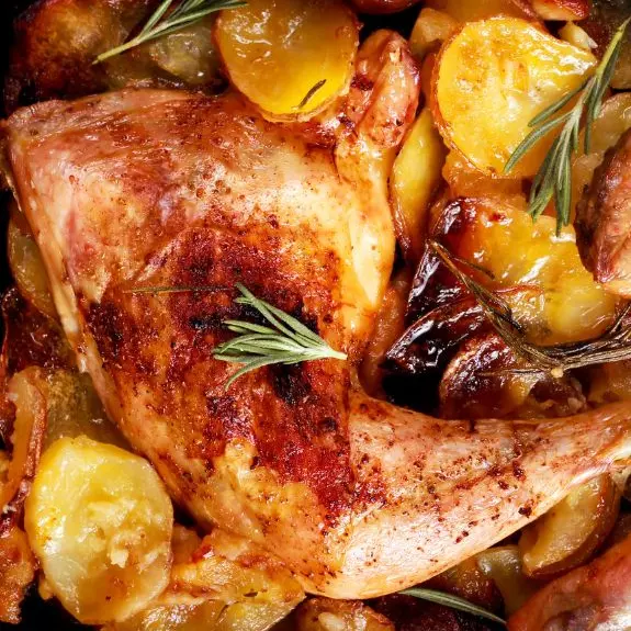 Sobrecoxa Assada com Batata Rústica