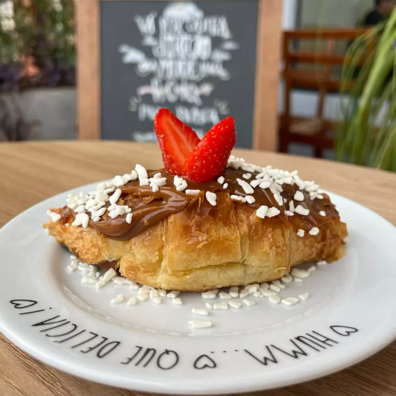 Croissant doce de leite e morango