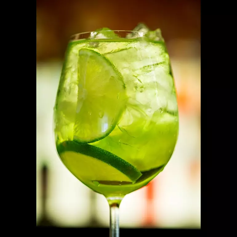 GIN TÔNICA DE MAÇA VERDE