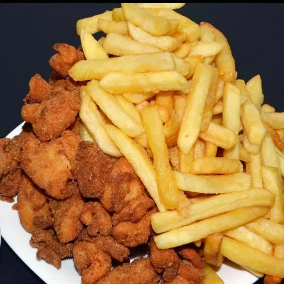 Iscas de frango c/ batata frita