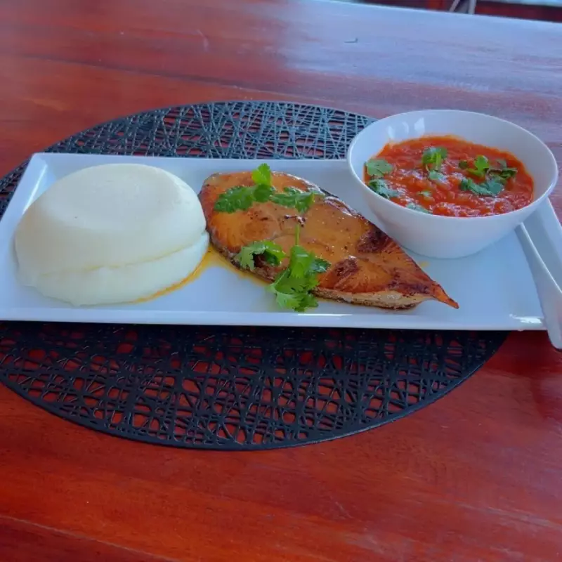 Peixe cerra servido com xima e molho