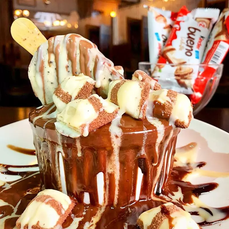 GRAND GATEAU Kinder Bueno