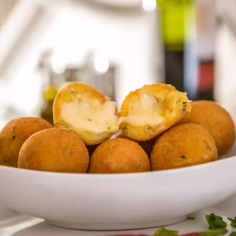 Bolinho de mandioquinha c/ provolone