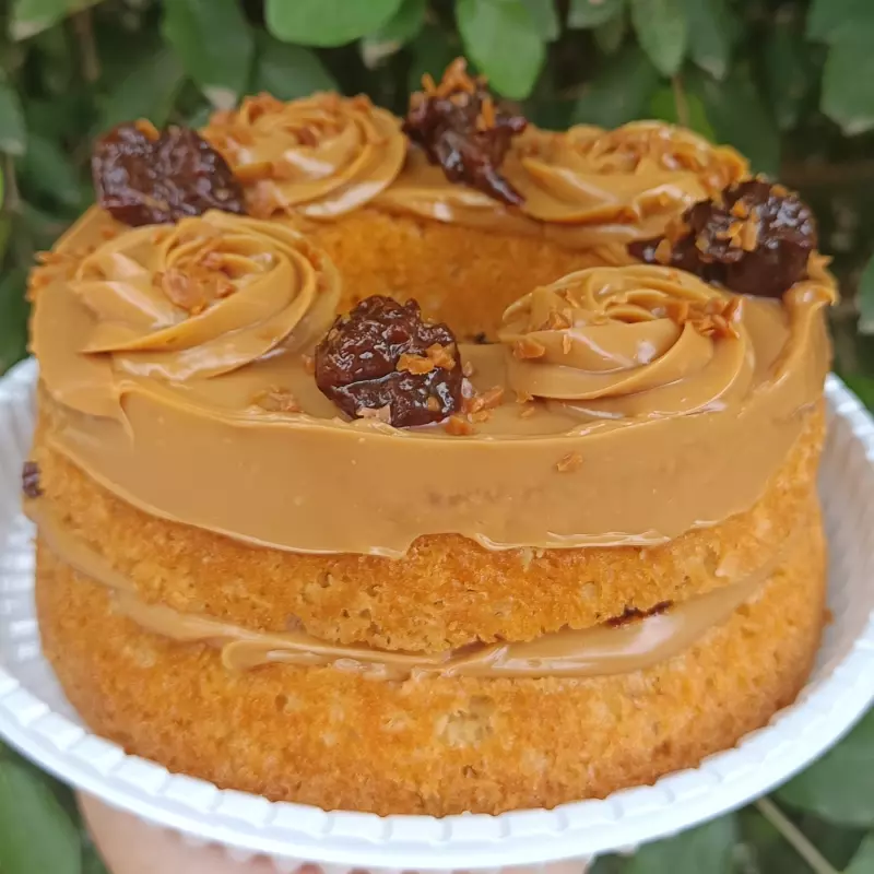 Bolo doce de leite com ameixa