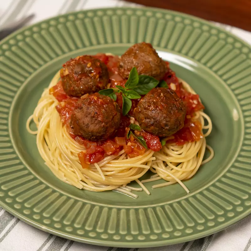 MACARRÃO COM ALMONDEGAS