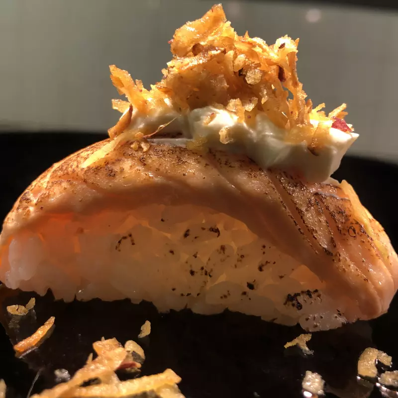 Sushi maçaricado( batata crispy)