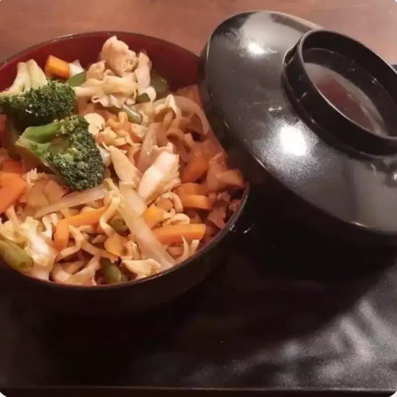 Yakissoba de frango (650g)