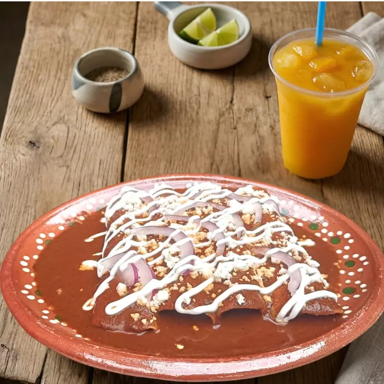 Enchiladas de Mole + Agua de Jobo.