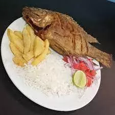 PESCADO FRITO CON ARROZ