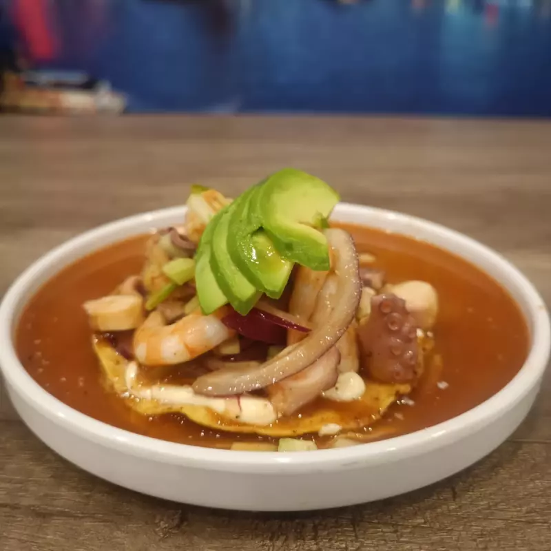 Tostada de camarón con pulpo