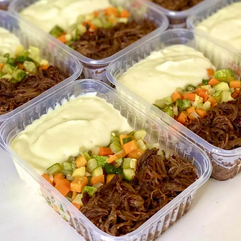 Carne Desfiada c/ Purê e Legumes