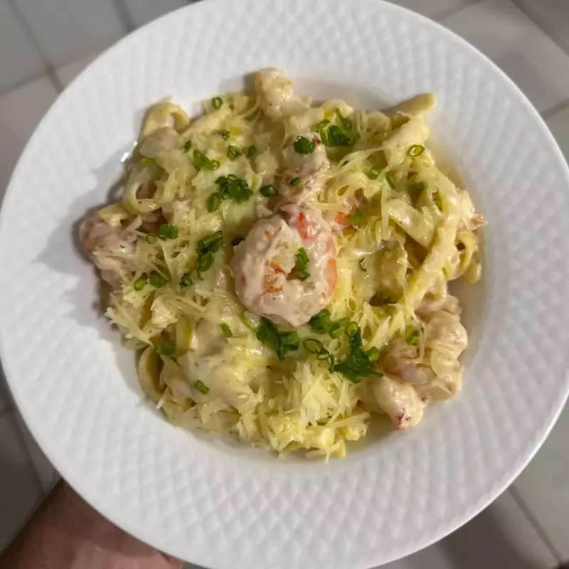 Macarrão com Camarão ao Molho Branco