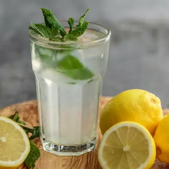 LIMONADA  CON MENTA Y JENGIBRE
