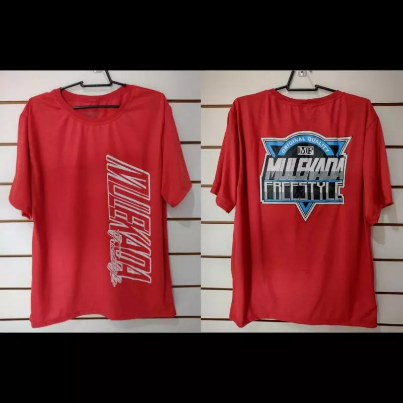 CAMISETA ESCRITA LATERAL (VERMELHA)