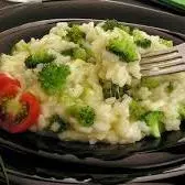 Risoto de brócolis com parmesão