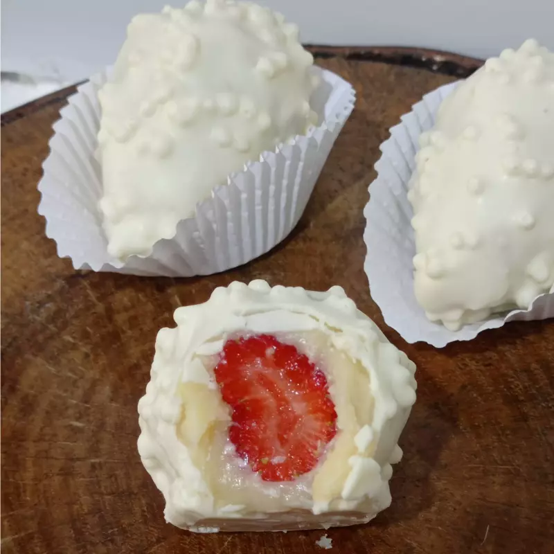 Coxinha de Morango Crocante