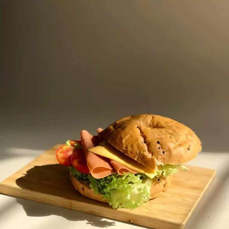BAGEL JAMON,QUESO AMA VEGANO+CAFÉ
