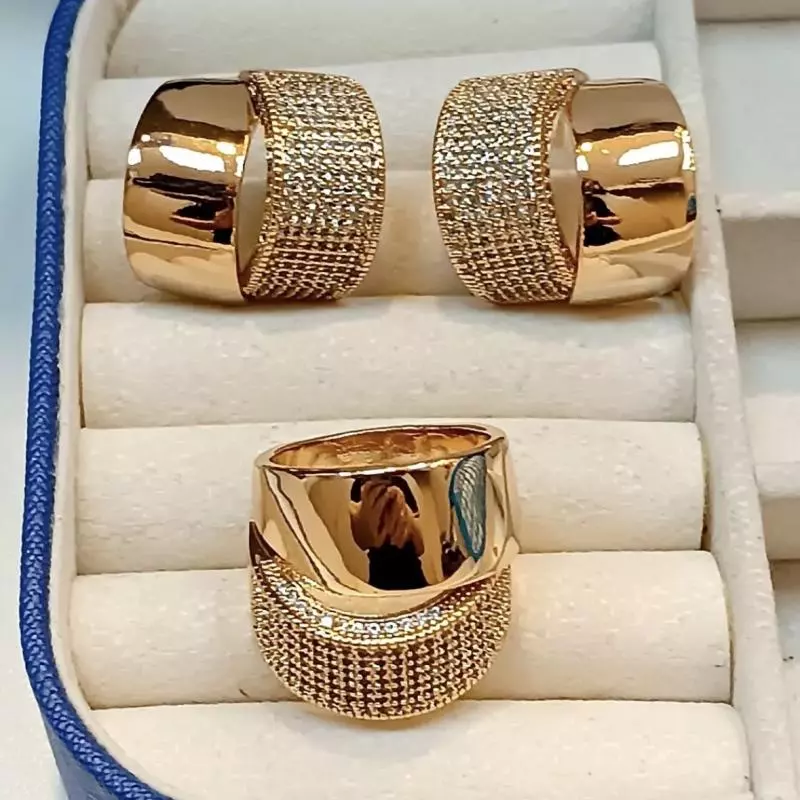 Conj liso e cravejado