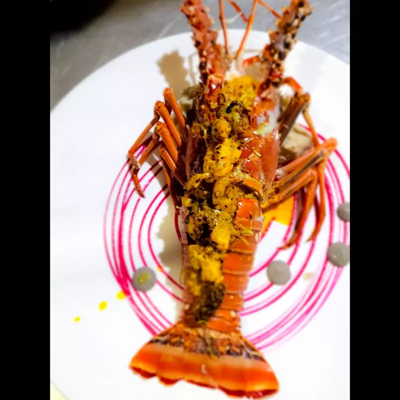 Cola de langosta rellena