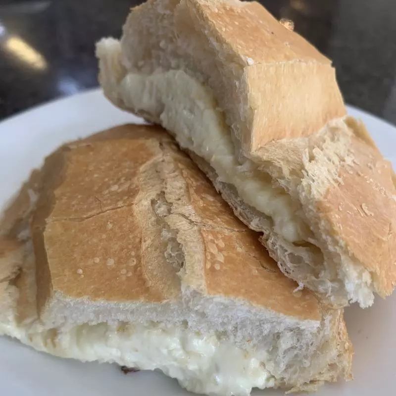 Pão com queijo minas na chapa