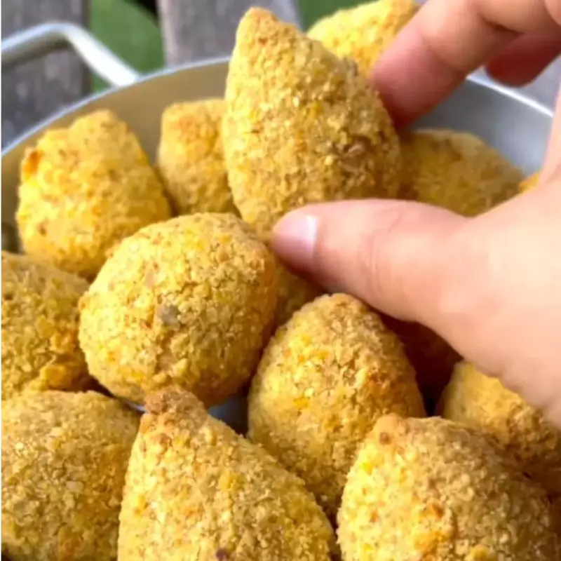 Porção de 6 mini Coxinhas Fit