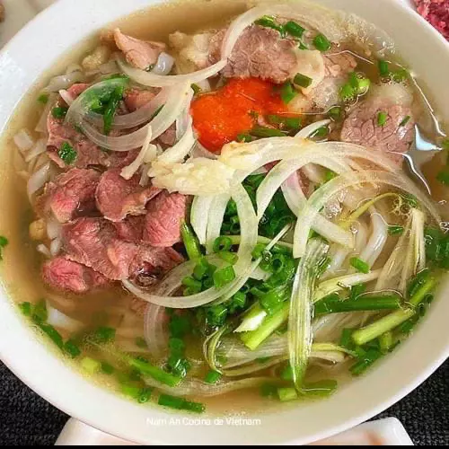 Pho rebanada y albóndigas de res