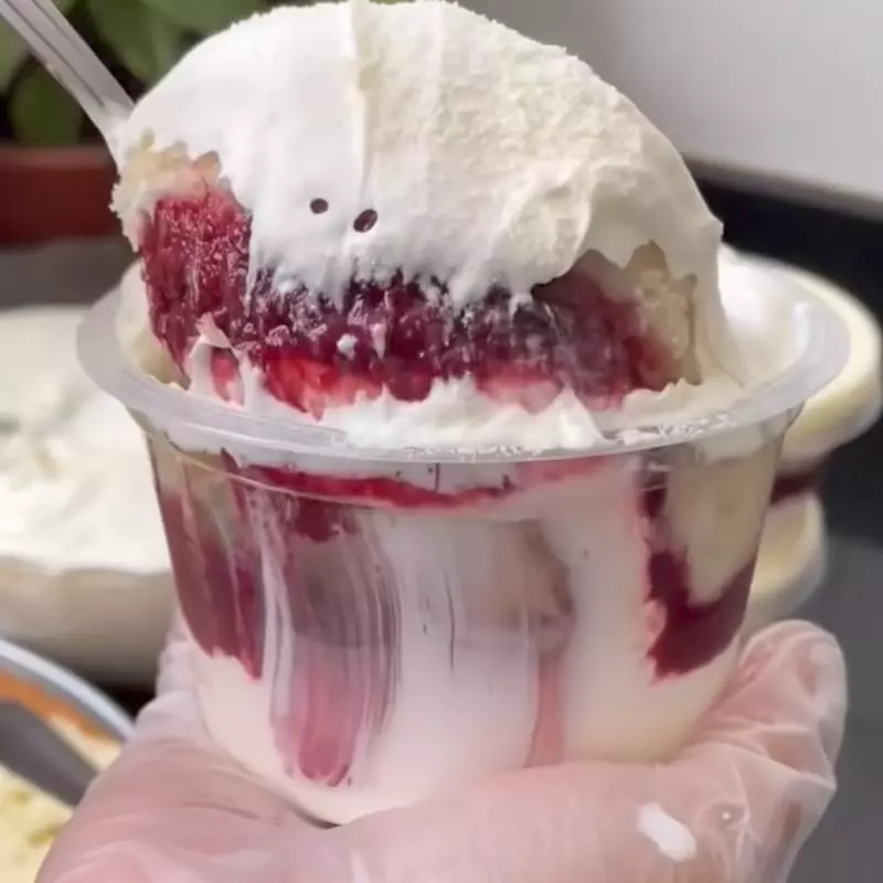 Bolo no pote Ninho,geleia de morango