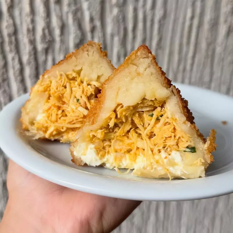 COXINHA DE FRANGO COM CREAM CHEESE