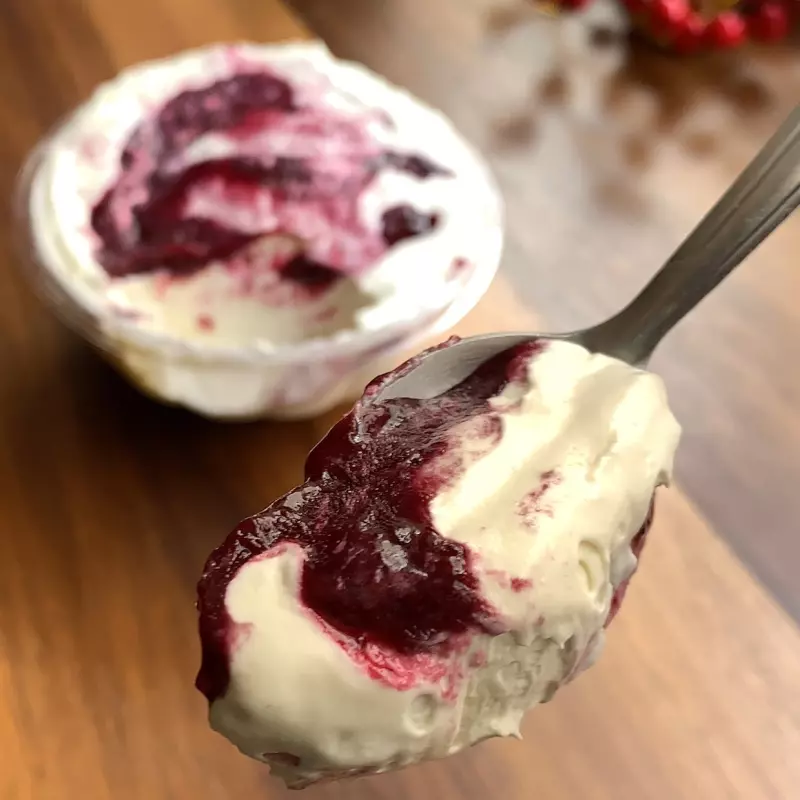 Ninho com geleia de frutas vermelhas
