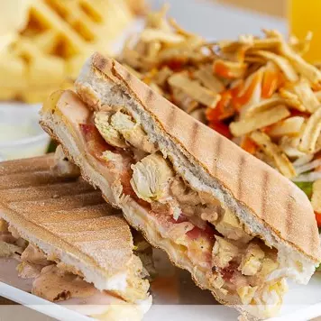 1/2 panini + 1/2 ensalada