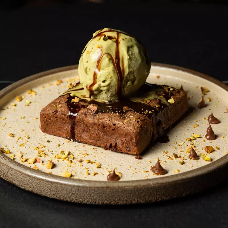 BROWNIE CON HELADO DE PISTACHO