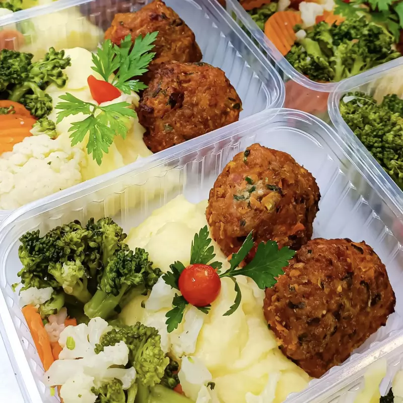 Bolinho Suíno c/ Purê e Legumes