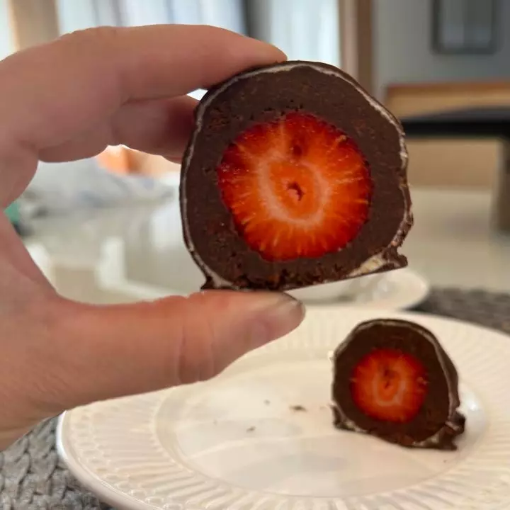 Bombom de morango com brownie