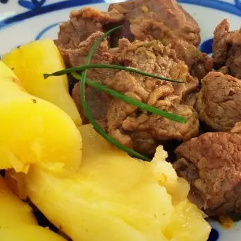 Mandioca cozida e carne moida