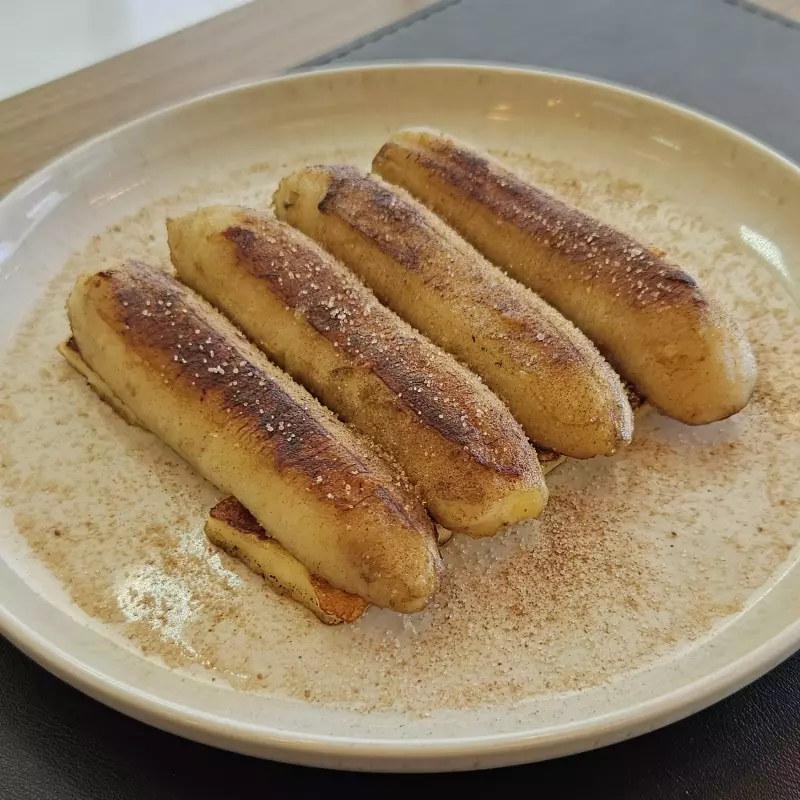 Banana assada com queijo coalho