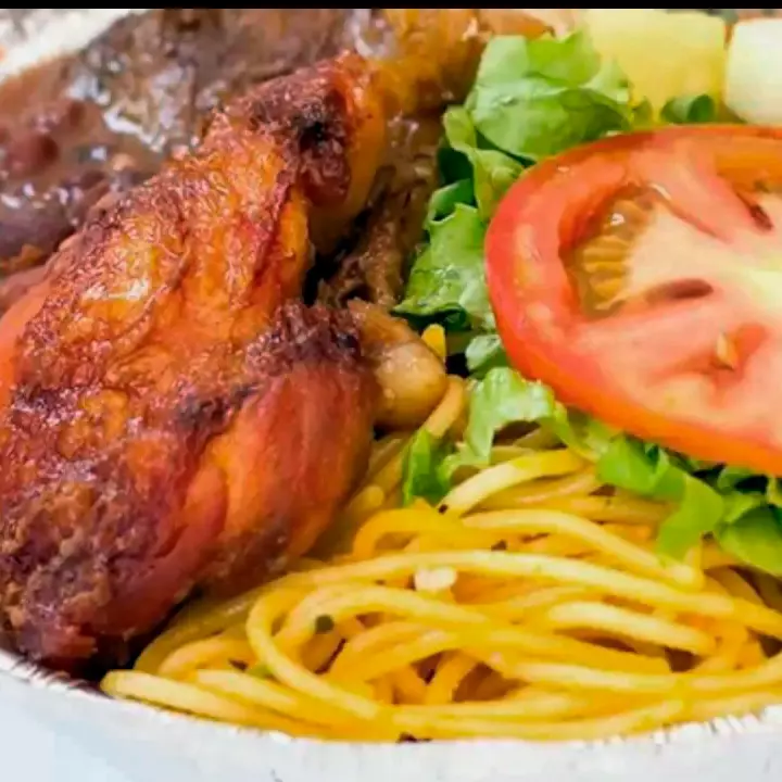 Frango assado com espaguete + Brinde