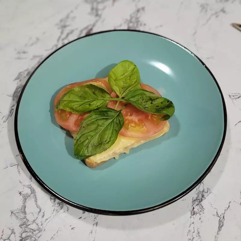 Tostada Queso Tomate Albahaca