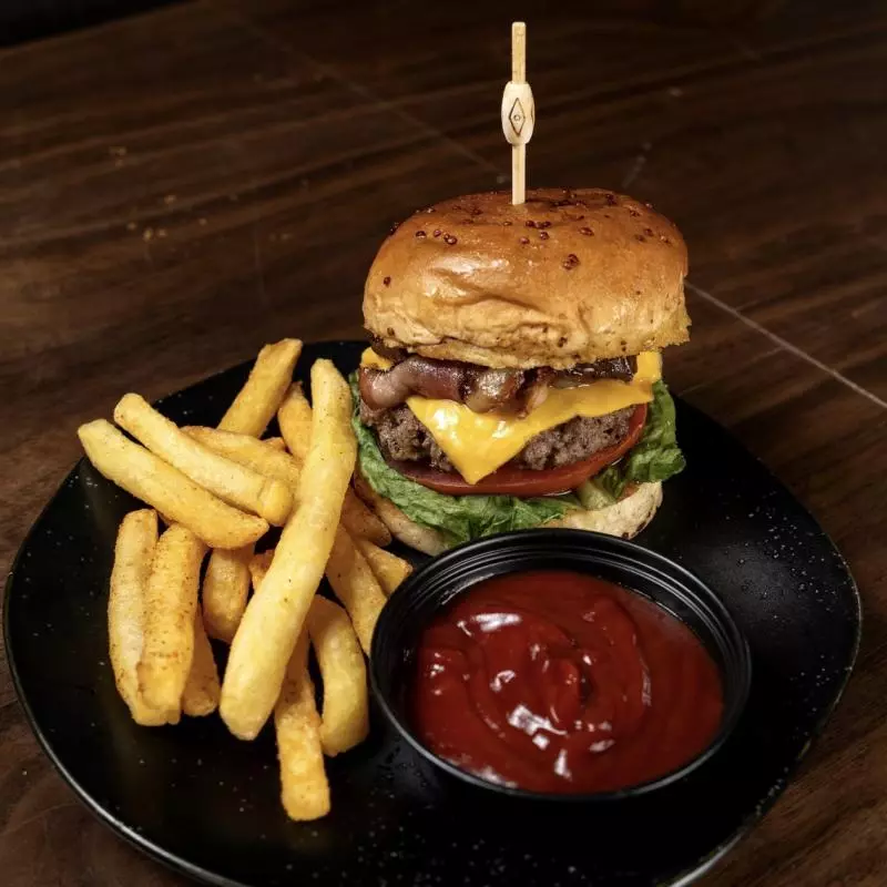 MINI CHEESE BURGER + PAPAS