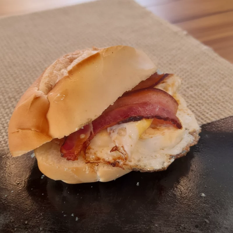 Pao com ovo e bacon