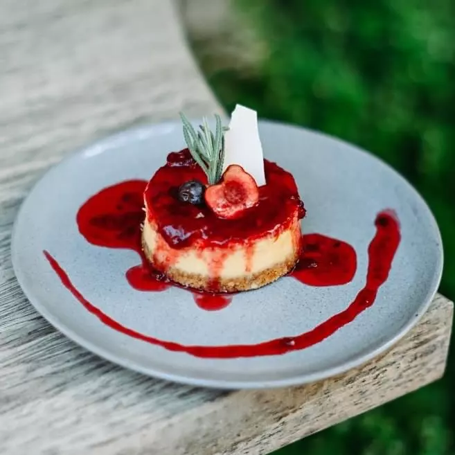 Cheesecake con Salsa de Frutos Rojos