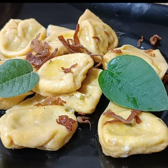 Tortelloni burro e salvia e coppa