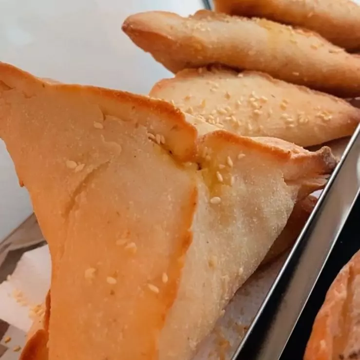 Esfirra fechada de frango congelada.