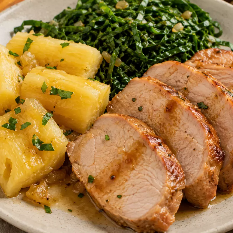 Tiras de suino com mandioca e couve