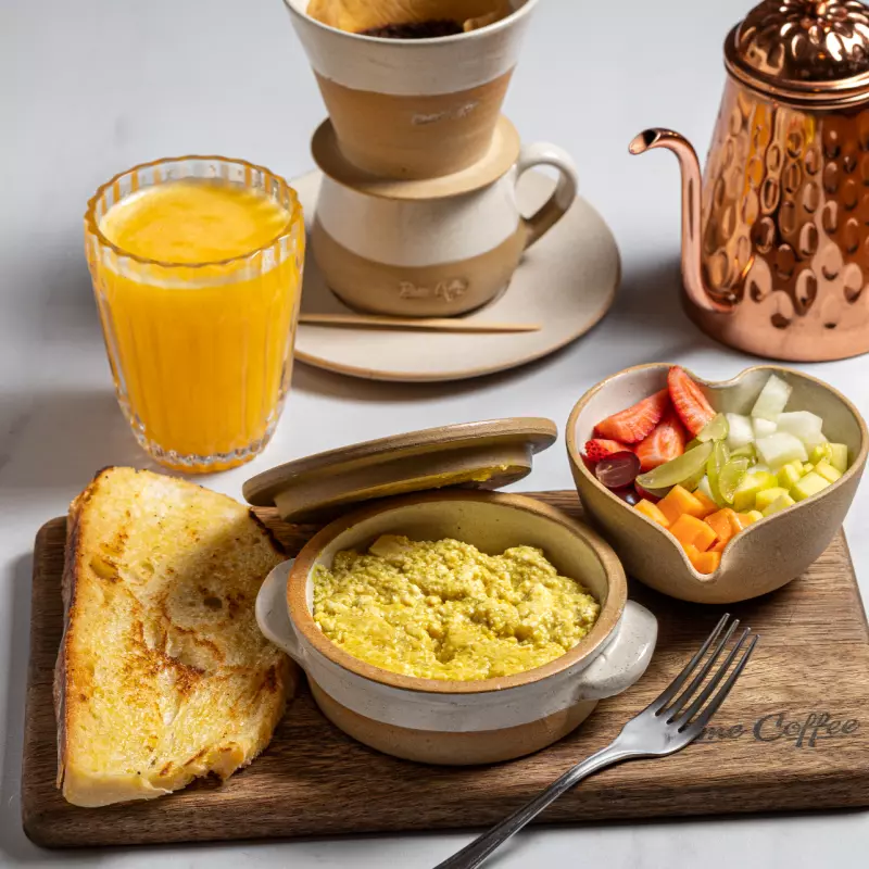 Pão vegano e tofu mexido